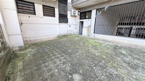 Locale commerciale angolare con 4 vetrine, giardino e cortile, zona ospedale